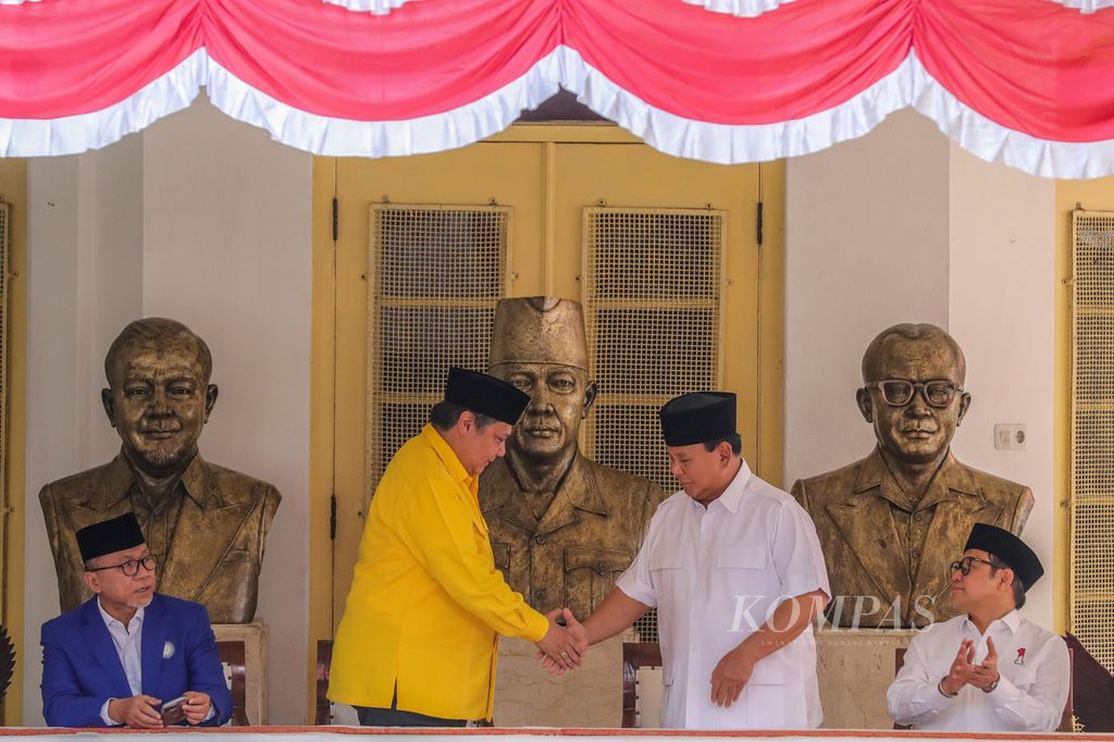 Ketua Umum Partai Golkar Airlangga Hartarto (kedua dari kiri) bersalam dengan Ketua Umum Partai Gerindra sekaligus bakal calon presiden Prabowo Subianto (kedua dari kanan) di Museum Perumusan Naskah Proklamasi, Jakarta, Minggu (13/8/2023). 