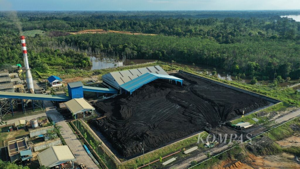 Pasokan batubara untuk Pembangkit Listrik Tenaga Uap (PLTU) Sintang di Kabupaten Sintang, Kalimantan Barat, Senin (11/10/2021). 