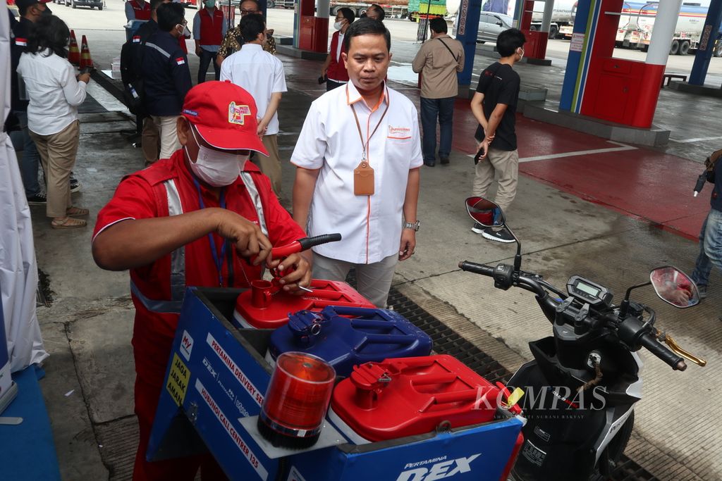 Petugas mengecek fasilitas pengantar bahan bakar yang disiapkan di <i>rest area</i> Kilometer 228A di Jalan Tol Kanci-Pejagan, Kabupaten Cirebon, Jawa Barat, Kamis (21/4/2022). Fasilitas tersebut dapat membantu pemudik yang kehabisan bahan bakar di jalan tol.