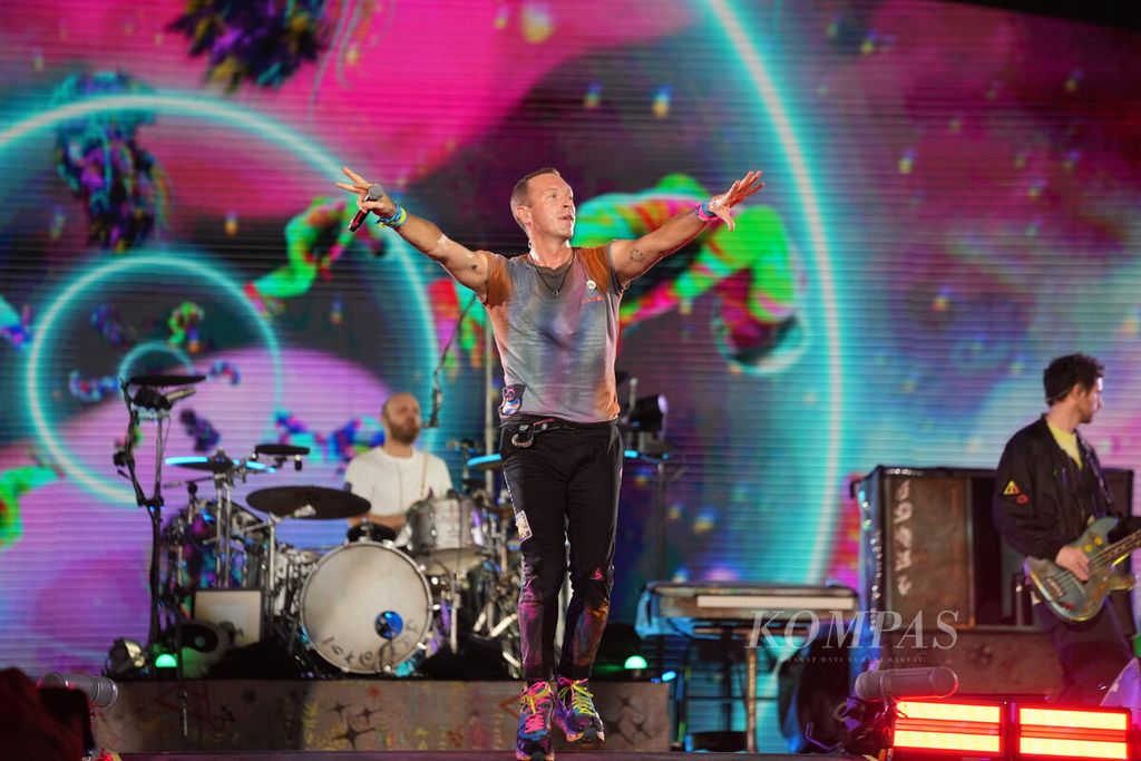 Grup band Coldplay menggelar konser bertajuk "Coldplay Music of the Spheres World Tour" di Stadion Utama Gelora Bung Karno, Jakarta, Rabu (15/11/2023).  