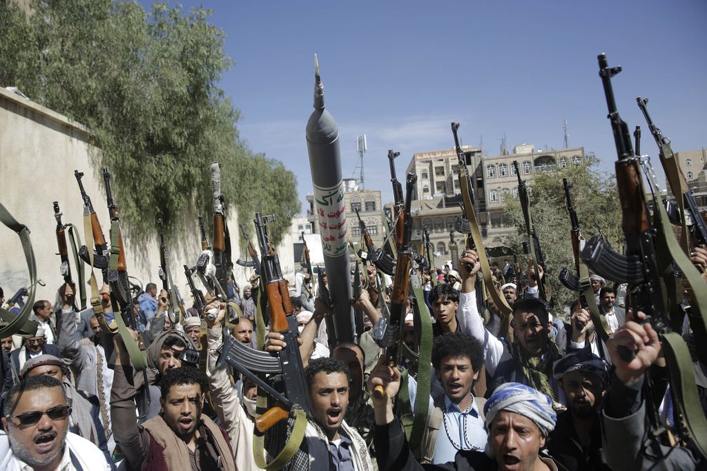 Anggota kelompok Houthi memperlihatkan senjata yang dimiliki saat berkumpul di kota Sana’a, Yaman, 25 Februari 2020.  