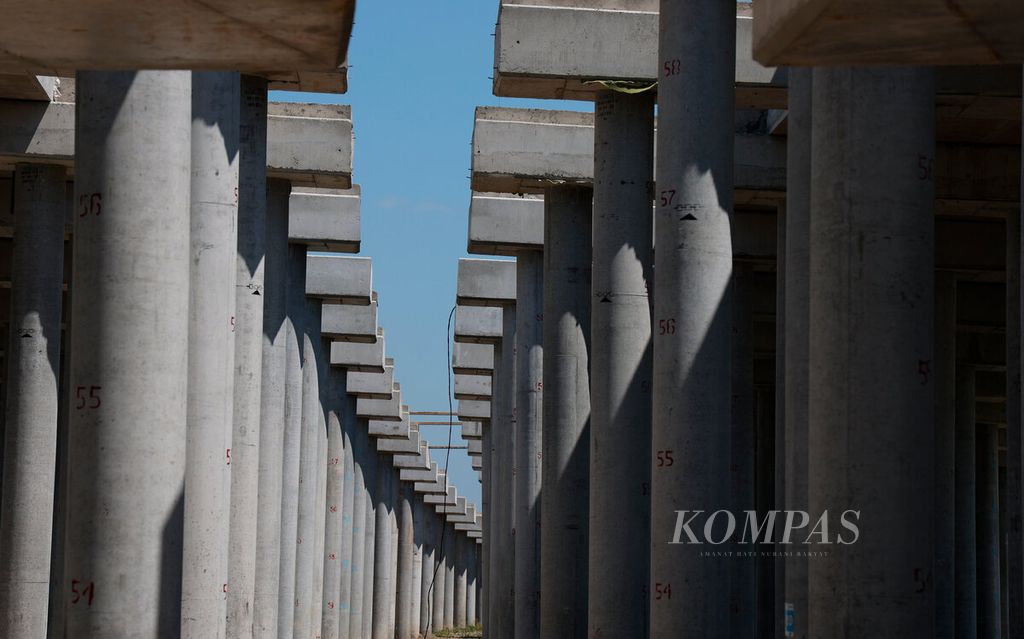 Tiang beton yang menjadi konstruksi pembangunan tol dengan melintasi kawasan rawa sekitar pesisir utara di Kecamatan Sayung, Kabupaten Demak, Jawa Tengah, Jumat (19/8/2022).