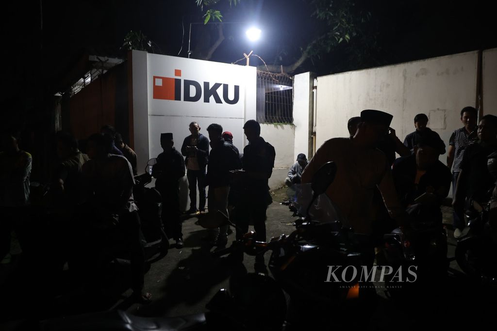 Wartawan berkumpul di sekitar kawasan Gudang Amunisi Daerah Kodam Jaya TNI AD di Ciangsana, Kabupaten Bogor, Jawa Barat, Sabtu (30/3/2024). 