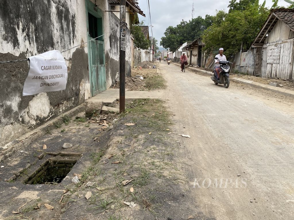 Saluran air kuno diberi tanda peringatan di pecinan Desa Karangturi, Kecamatan Lasem, Kabupaten Rembang, Jawa Tengah, Jumat (4/2/2022). Lokasi tersebut sedang direvitalisasi menjadi Kawasan Pusaka Lasem. 