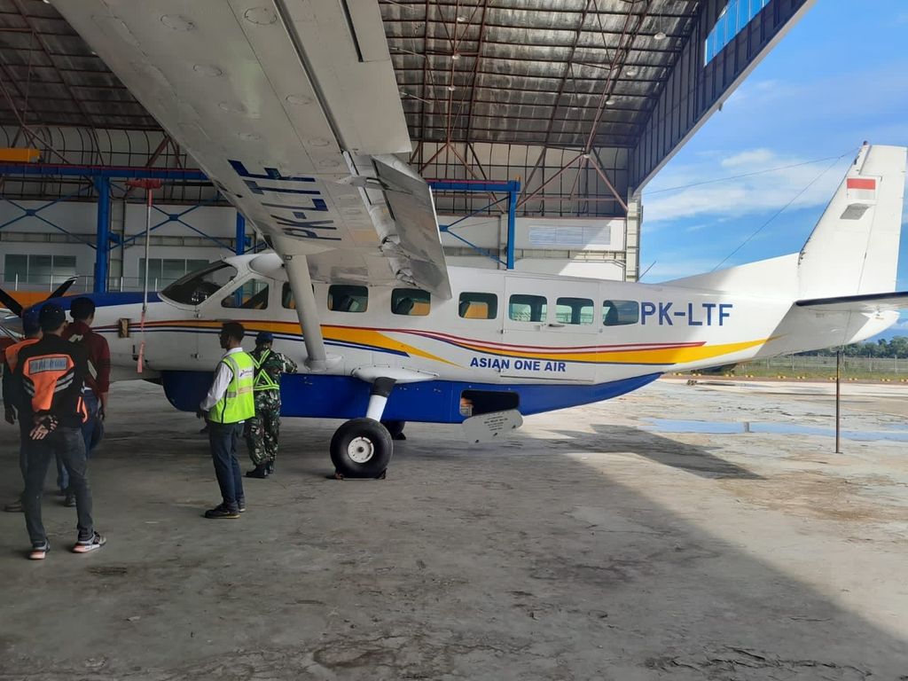 Pesawat Asian One dengan nomor penerbangan PK-LTF di apron Lapangan Terbang Beoga, Kabupaten Puncak, Papua Tengah, pada Jumat (14/4/2023).