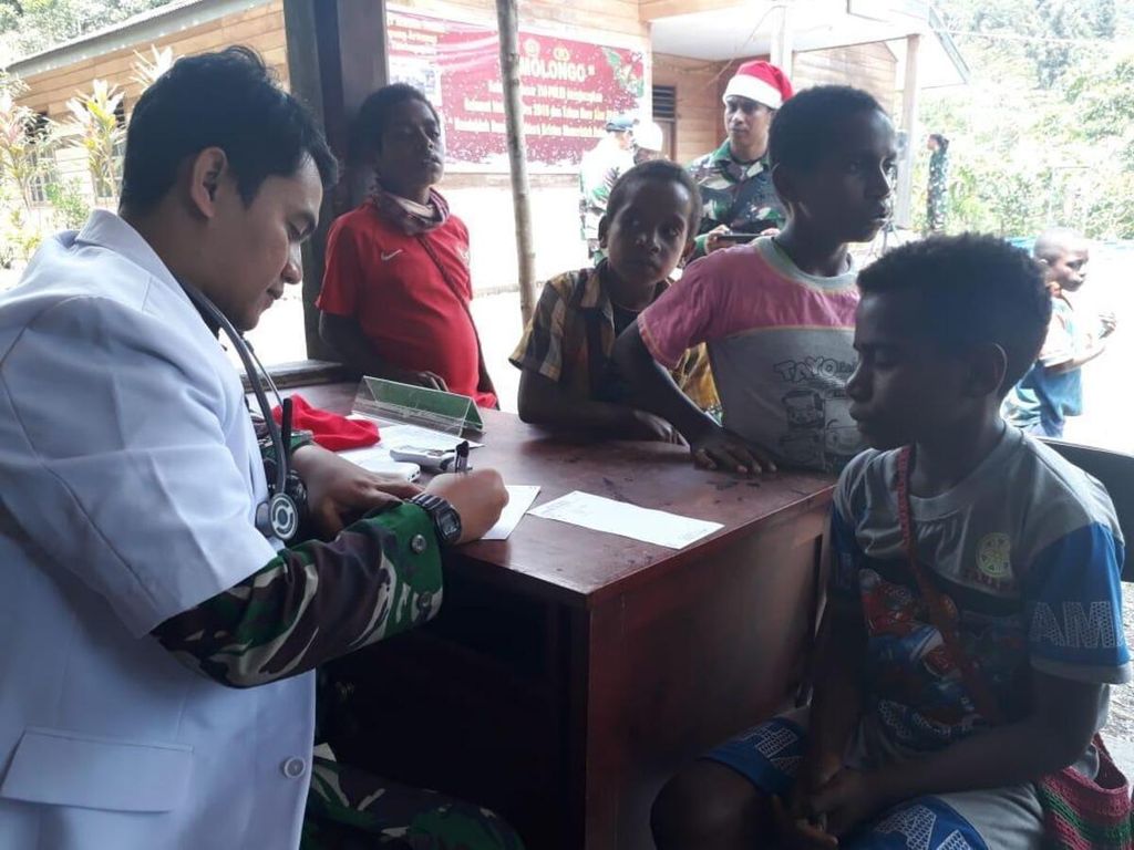 Tim dokter Satgas Teritorial Nanggala Nemangkawi, tim dokter Rumah Sakit Bantuan TNI AD Timika, dan tim kesehatan Pos Pamrahwan Yonif 754/ENK Kostrad melaksanakan pemeriksaan kesehatan di Arwanop, Mimika, Papua, Rabu dan Kamis (2-3/1/2019).
