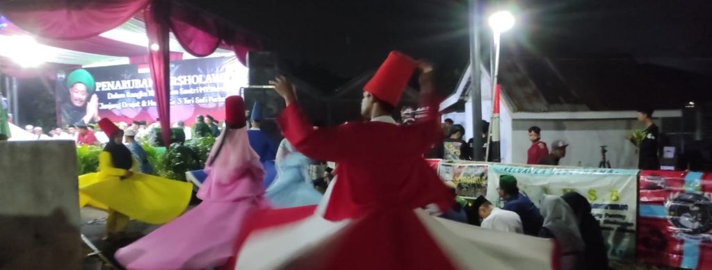 Suasana acara Penaruban Bersholawat dalam rangka Khataman Santri Majelis Taklim Nurulloh Junjung Drajat dan Harlah Ke-3 Tari Sufi Purbalingga yang digelar di pelataran Gereja Kristen Penaruban, Purbalingga, Jawa Tengah, Senin (27/2/2023) malam.