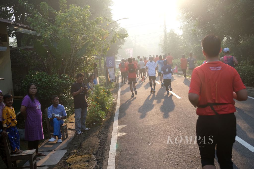 Pelari Tilik Candi Borobudur Marathon 2022 Powered by Bank Jateng melaju untuk menyelesaikan lomba di Magelang, Jawa Tengah, Minggu (12/11/2022). Sebanyak 4.552 pelari mengikuti lomba lari dengan jarak 21,097 kilometer atau separuh maraton. 