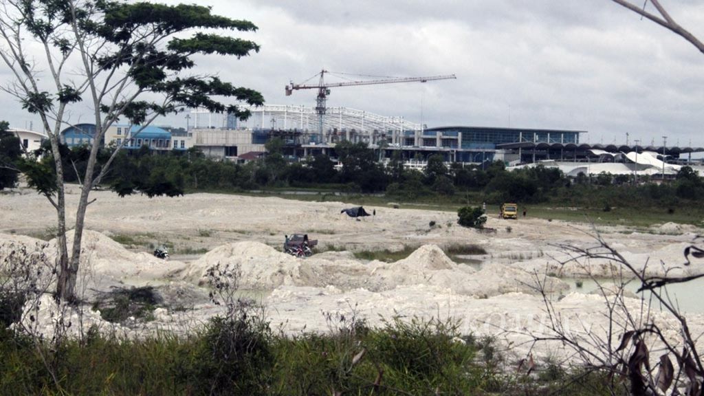Aktivitas penambangan pasir di kawasan bekas tambang timah ilegal di dekat Bandara Depati Amir, Kota Pangkal Pinang, Provinsi Kepulauan Bangka Belitung, Rabu (8/1/2020). Lubang tambang di Bangka Belitung terus meningkat dalam lima tahun terakhir, bahkan jumlahnya mencapai 12.000 lubang tambang.