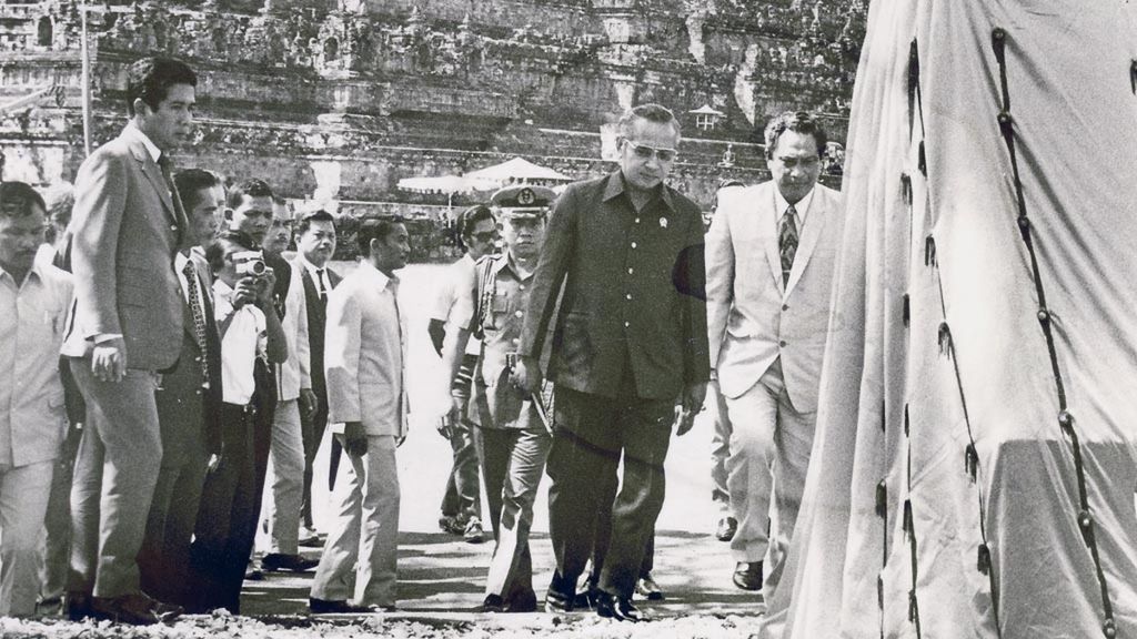 Presiden Soeharto menuju prasasti untuk membuka selubung sebagai tanda dimulainya peresmian pemugaran Candi Borobudur, Jumat (10/8/1973) pagi. 