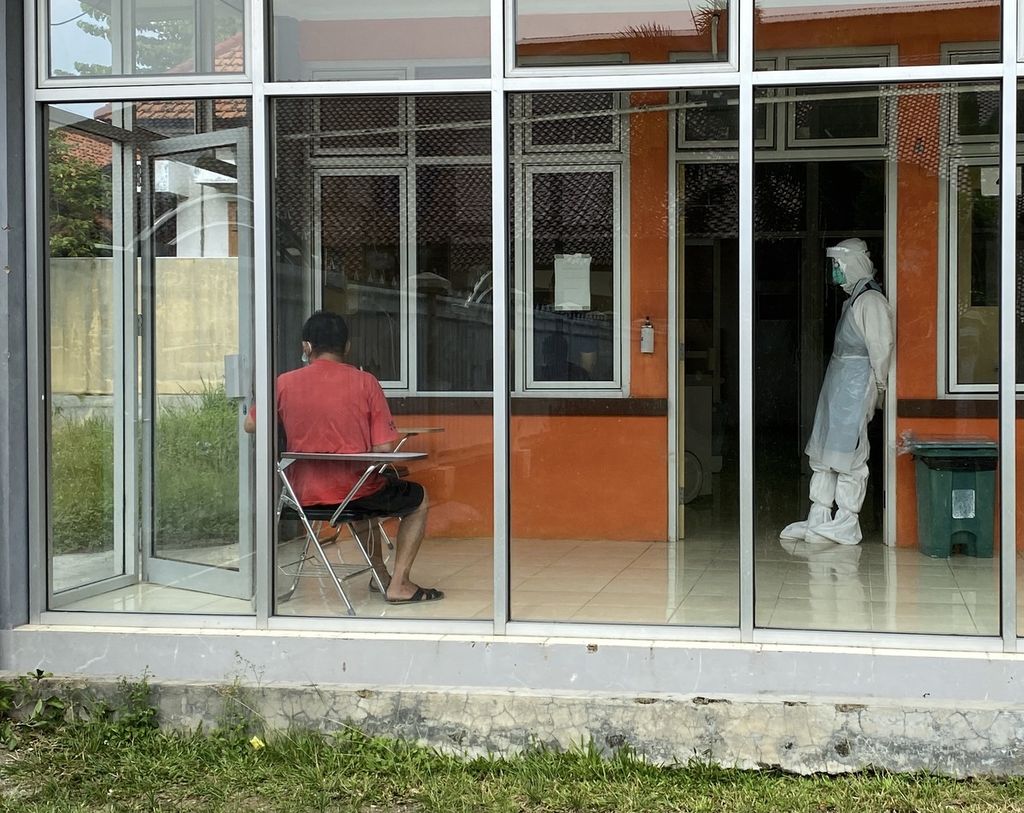 Pasien Covid-19 berinteraksi dengan tenaga kesehatan di ruang isolasi Rumah Sakit Umum Daerah dr Soeselo, Kecamatan Slawi, Kabupaten Tegal, Jawa Tengah, Rabu (2/6/2021). Di rumah sakit itu, sebanyak 77 unit dari 130 unit tempat tidur yang disiapkan sudah terisi pada Rabu petang. Pihak rumah sakit berencana menambah jumlah tempat tidur 20 unit untuk mengantisipasi lonjakan pasien Covid-19.