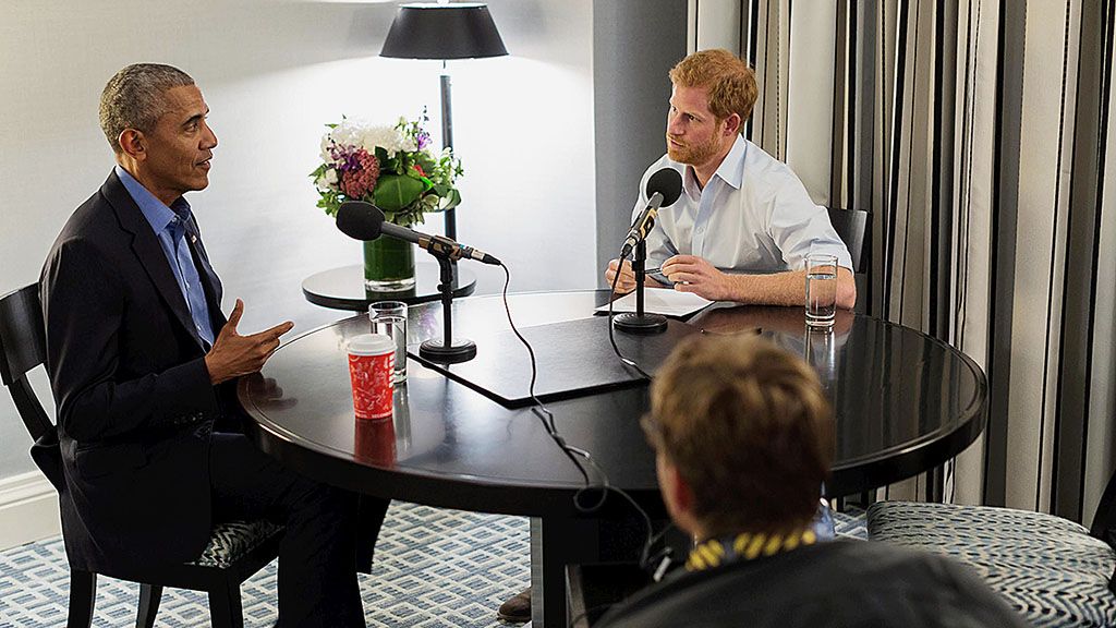 Mantan Presiden AS Barack Obama tengah diwawancarai Pangeran Harry dari Inggris (kanan) sebagai editor tamu untuk program Today BBC Radio 4 dalam foto tanpa tanggal yang dirilis Istana Kensington, 17 Desember 2017. Wawancara berlangsung di Toronto, Kanada, dan disiarkan Radio BBC, Rabu (27/12). 