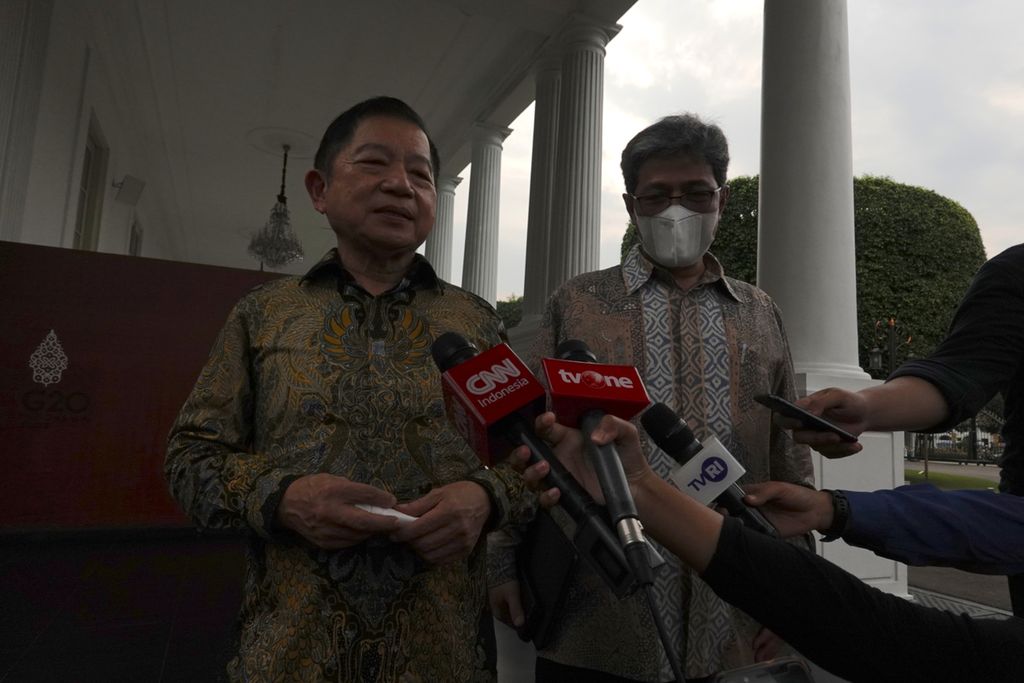 Menteri Perencanaan Pembangunan Nasional/Kepala Bappenas Suharso Monoarfa menolak berkomentar banyak tentang kabar terkait <i>reshuffle</i> ketika ditanya terkait <i>reshuffle</i> seusai rapat terbatas tentang Ibu Kota Negara Nusantara di Istana Negara, Jakarta, Senin (13/6/2022).