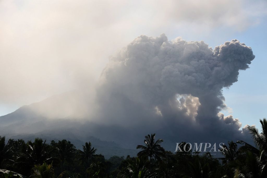 Erupsi Gunung Merapi terlihat dari Desa Krogowanan, Sawangan, Magelang, Jawa Tengah, Minggu (12/3/2023). 