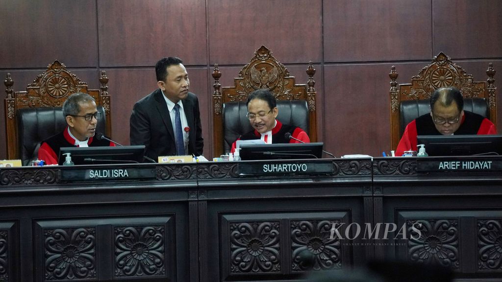 Petugas panitera  membantu Ketua Mahkamah Konstitusi Suhartoyo saat memimpin sidang putusan perselisihan hasil pemilihan umum pemilihan legislatif (PHPU pileg) di Ruang Sidang Utama Mahkamah Konstitusi, Jakarta, Selasa (21/5/2024). 