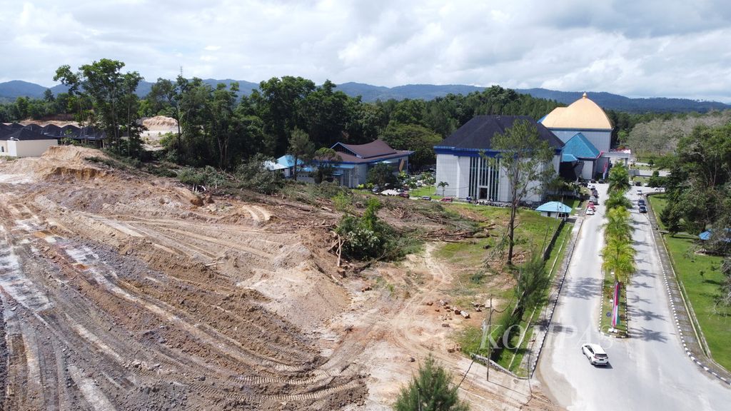 Suasana pengerjaan perataan bukit untuk tempat parkir senilai Rp 7,8 miliar di kantor Gubernur Sulawesi Tenggara, di Kendari, seperti terlihat pada Jumat (2/9/2022). Pemprov Sultra juga membangun gedung setinggi 22 lantai senilai Rp 400 miliar di tengah berbagai kebutuhan infrastruktur dasar masyarakat.