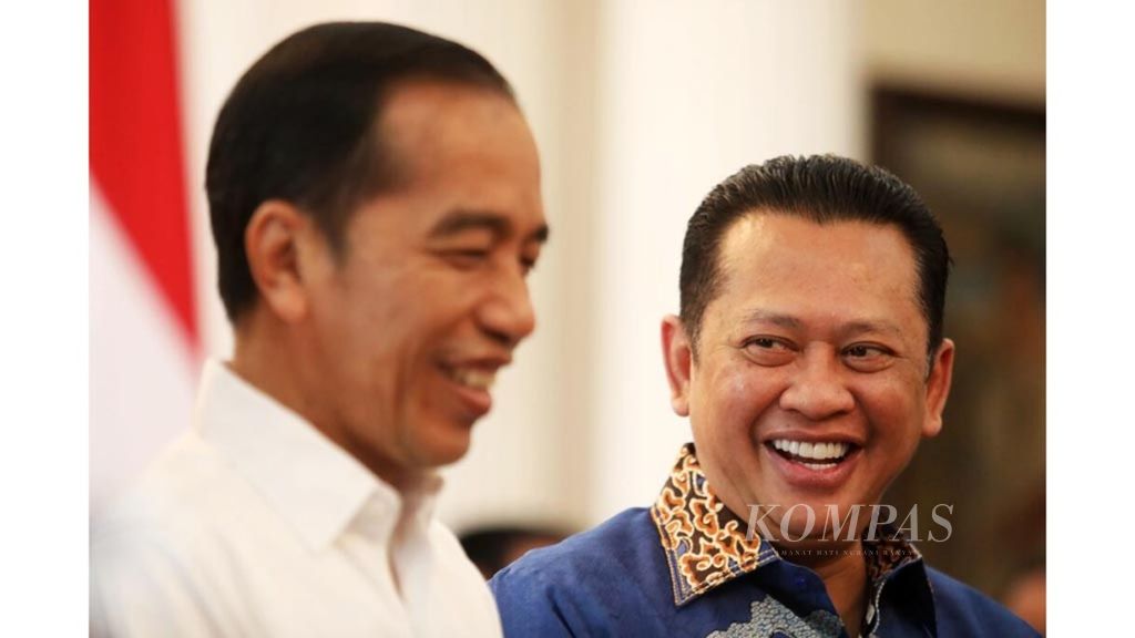Presiden Joko Widodo bersam Ketua MPR Bambang Soesatyo seusai pertemuan Pimpinan MPR dengan presiden di Istana Merdeka, Jakarta, Rabu (16/10/2019).