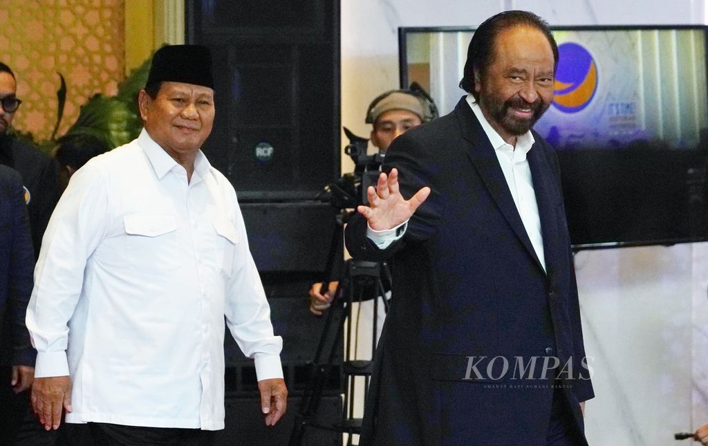 Ketua Umum Partai Nasdem Surya Paloh berjalan beriringan dengan calon presiden terpilih Prabowo Subianto setelah melakukan pertemuan di Nasdem Tower, Jakarta, Jumat (22/3/2024). 