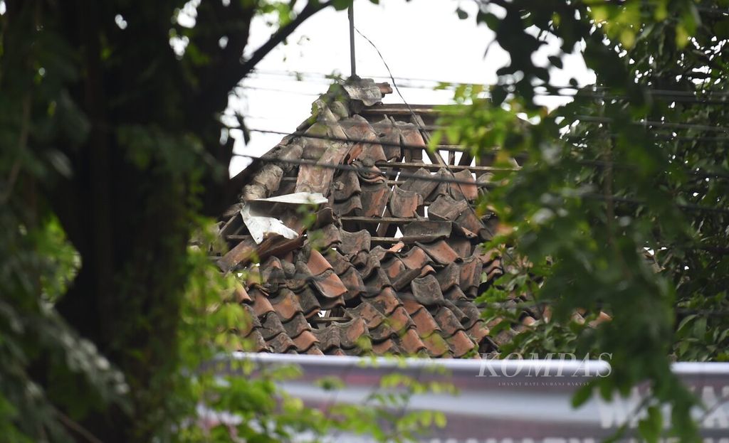 Bagian atap bangunan yang rusak pascaledakan di markas Detasemen Gegana Satuan Brimob Polda Jawa Timur di Jalan Gresik, Surabaya, Senin (4/3/2024). 