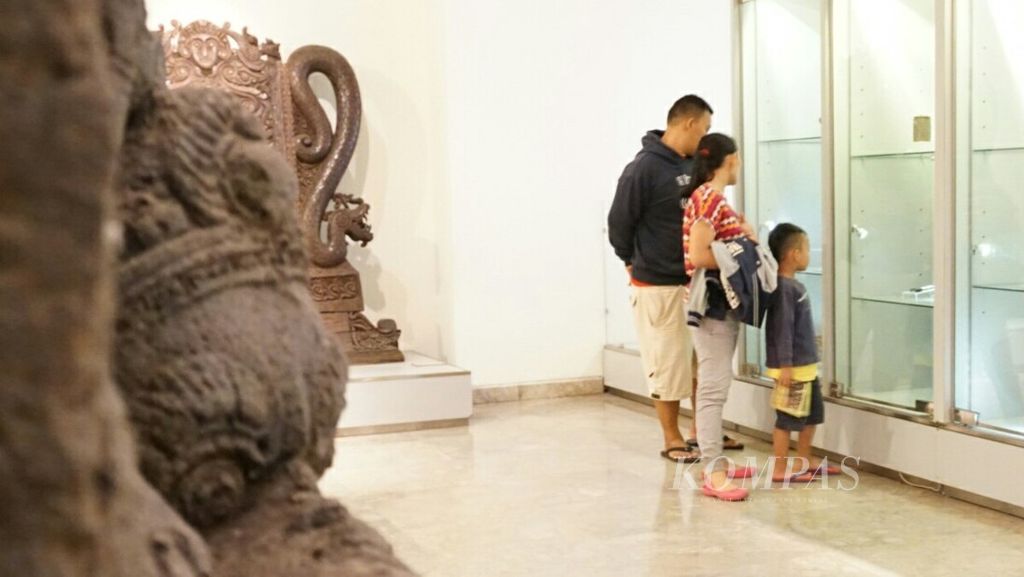 Ilustrasi suasana museum. Sejumlah pengunjung mengamati benda yang dipamerkan di Museum Nasional Indonesia, Selasa (12/6/2018).