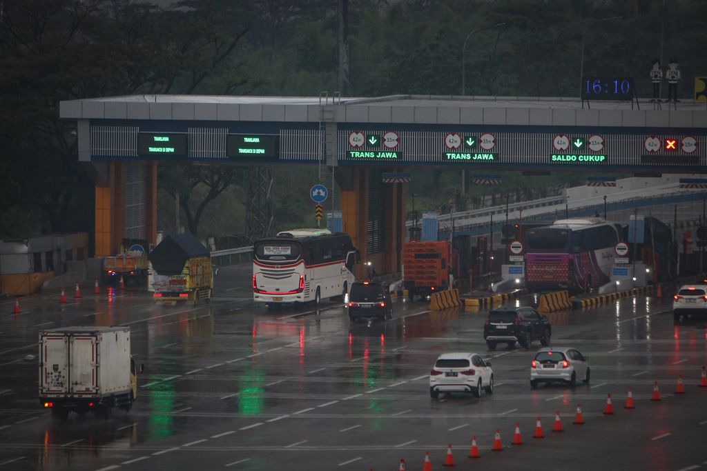 Lalu lalang kendaraan di Gerbang Tol Cikampek Utama, Karawang, Jawa Barat, Jumat (14/4/2023). Sepekan menjelang Lebaran 2023, arus lalu lintas di Gerbang Tol Cikampek Utama terpantau lancar. 