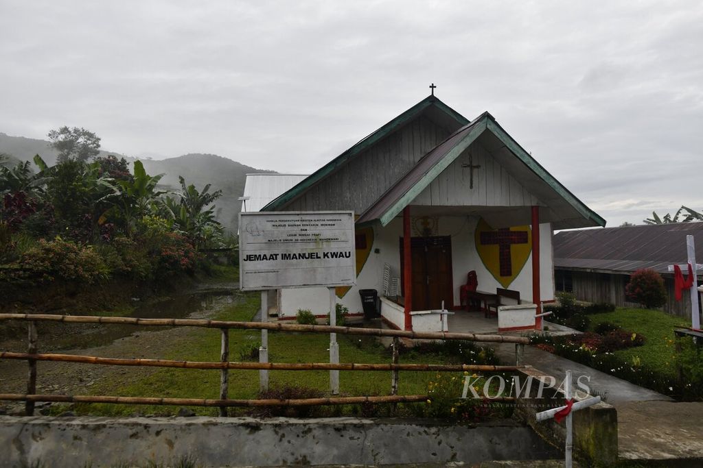 Bangunan Gereja Jemaat Imanuel Kwau di Kampung Kwau, Distrik Warmare, Kabupaten Manokwari, Papua Barat, Selasa (13/4/2021). 