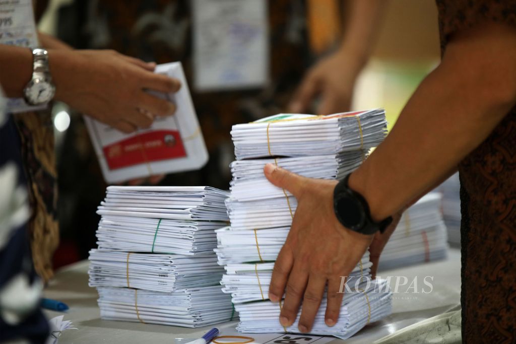 Petugas menyiapkan kartu suara Pemilu 2024 di TPS 26 Kelurahan Lengkong Gudang Timur, Serpong, Tangerang Selatan, Banten, Rabu (14/2/2024).