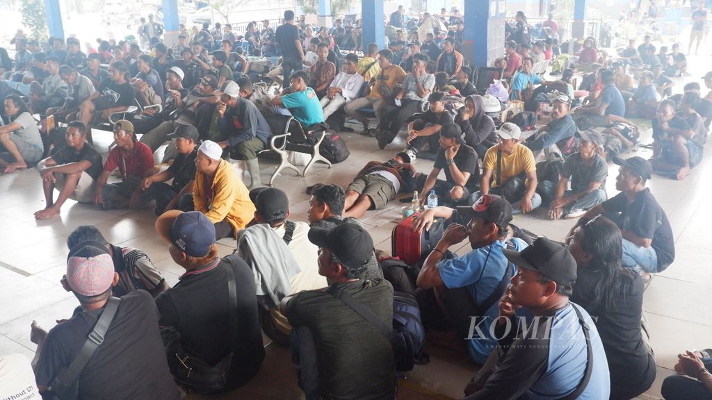 Hundreds of homebound travelers waited at the Bandarmasih Passenger Terminal, Trisakti Port, Banjarmasin, South Kalimantan on D-6 Idul Fitri, Sunday (16/4/2023). The majority of prospective passengers on the ship bound for Surabaya, East Java do not yet have tickets because of difficulties buying tickets online.