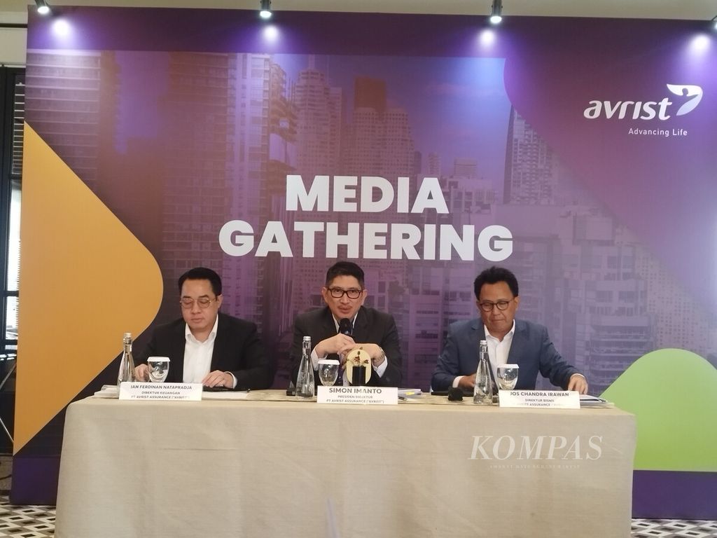 Presiden Direktur PT Avrist Assurance Simon Imanto memaparkan kinerja perusahaan dalam Media Gathering di Jakarta, Senin (6/5/2024).