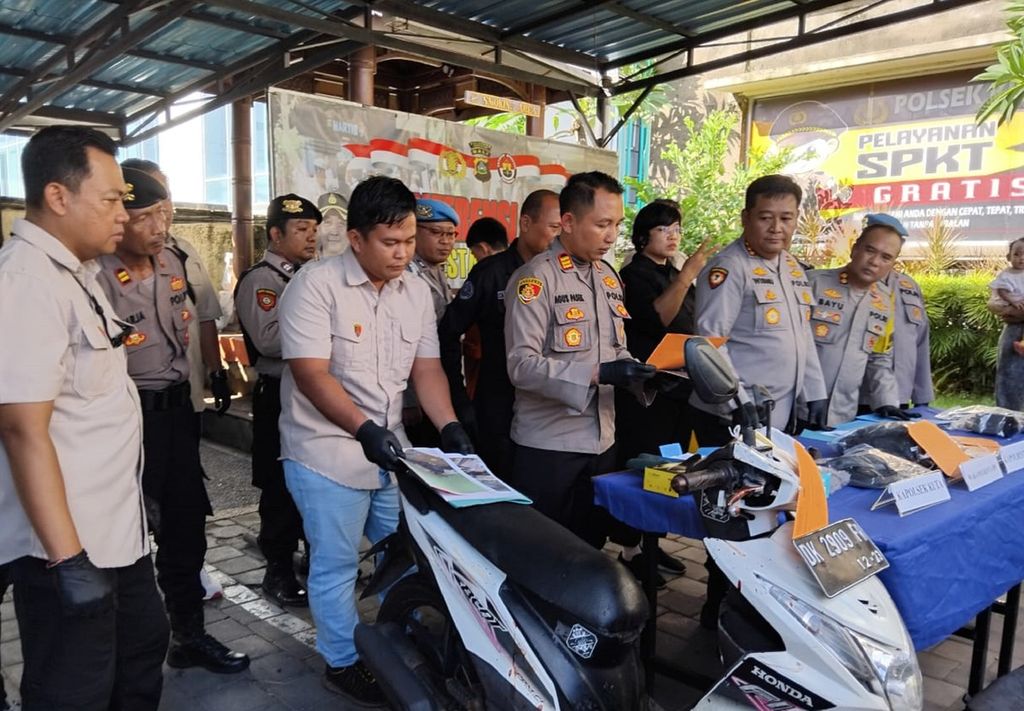 The Kuta Police, together with the Denpasar Regional Police, uncovered a murder case of a woman that occurred in the Kuta area, Badung regency, on Friday (3/5/2024). The documentation of the Denpasar Regional Police shows the atmosphere during the press conference regarding the murder case in Kuta, at the Kuta Police Station, Badung, on Saturday (4/5/2024).