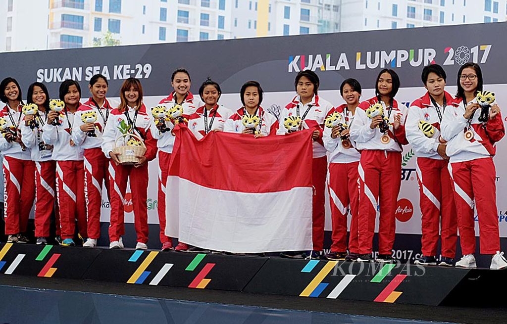 Tim polo air putri Indonesia berpose seusai penyerahan medali perunggu SEA Games 2017, Sabtu (19/8), di National Aquatic Centre, Bukit Jalil, Kuala Lumpur, Malaysia.