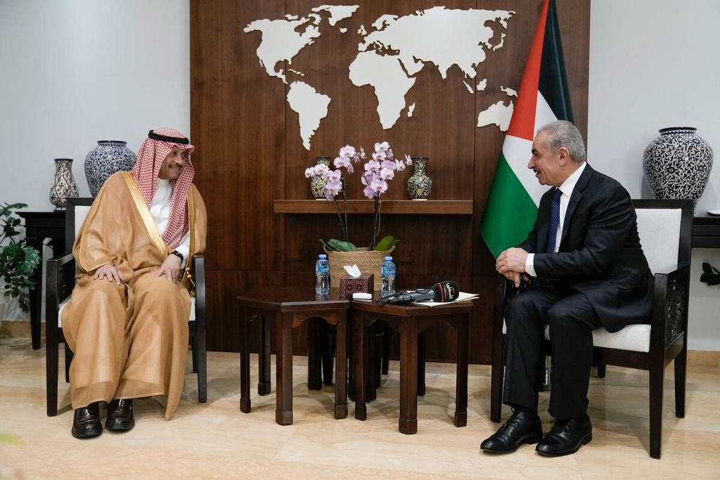 Perdana Menteri Palestina Mohammed Shtayyeh (kanan) bertemu Duta Besar Nonresiden Arab Saudi untuk Palestina Nayef bin Bandar al-Sudairi di kantornya di Ramallah, Tepi Barat, 27 September 2023. 