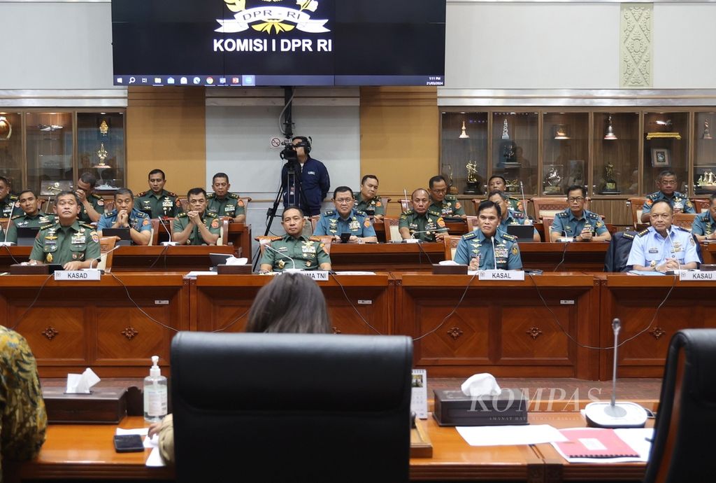 Panglima TNI Jenderal Agus Subiyanto (kedua dari kiri), didampingi (kiri ke kanan) KSAD Jenderal Maruli Simanjuntak, KSAL Laksamana Muhammad Ali, dan KSAU Marsekal Fadjar Prasetyo, mengikuti rapat kerja dengan Komisi I DPR di Gedung Nusantara II, Jakarta, Kamis (21/3/2024). Rapat membahas kesiapan TNI mendukung pengamanan Idul Fitri dan pilkada serentak 2024.