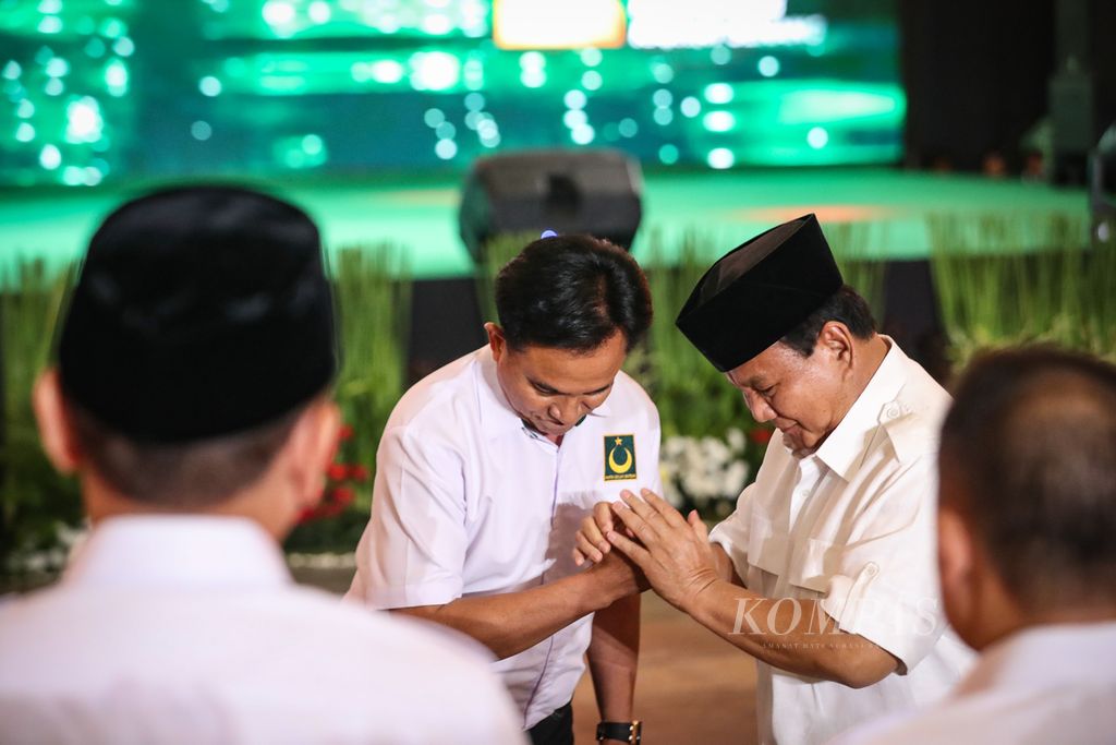 General Chairman of the Gerindra Party and the presidential candidate supported by the Partai Bulan Bintang, Prabowo Subianto (right), shakes hands with the General Chairman of the Partai Bulan Bintang, Yusril Ihza Mahendra (left) during the commemoration of the Partai Bulan Bintang's anniversary at the Indonesia Convention Exhibition BSD City, Tangerang Regency, Banten, on Sunday (30/7/2023).