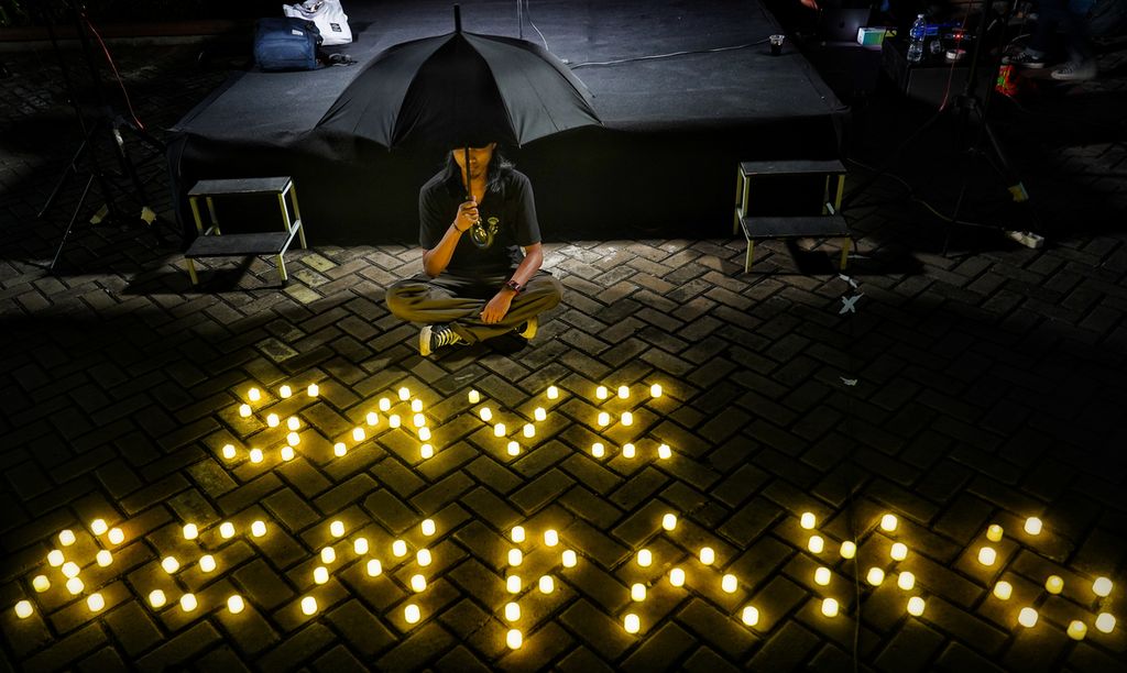 Aksi seorang peserta aktivis saat digelar Solidaritas dan Doa Bersama Untuk Rempang yang digelar bersama-sama sejumlah aliansi aktivis kemanusiaan dan HAM di halaman kantor Pusat Dakwah Muhammadiyah, Jakarta, Jumat (15/9/2023) malam. 