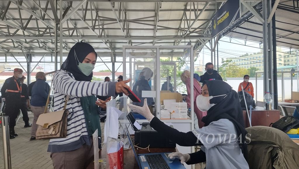 Salah satu calon penumpang kereta api melaksanakan tes <i>swab</i> antigen di Stasiun Bandung, Jawa Barat, Senin (25/4/2022).
