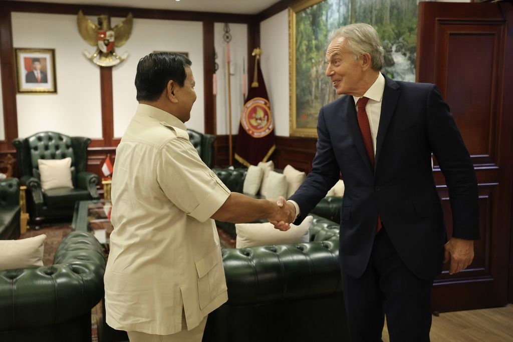 Menteri Pertahanan Prabowo Subianto bertemu dengan mantan Perdana Menteri Inggris Tony Blair di Kementerian Pertahanan, Jakarta, Jumat (19/4/2024).