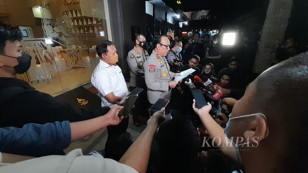 Kepala Divisi Humas Polri Irjen Dedi Prasetyo menyampaikan perkembangan proses hukum kasus tragedi Kanjuruhan di Mako Polres Malang, Jawa Timur, Senin (3/10/2022) petang.