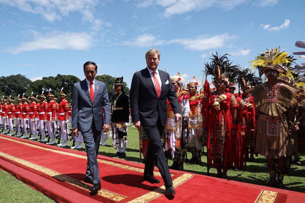 Presiden Joko Widodo bersama Raja Belanda Willem-Alexander meninjau pasukan kehormatan di Istana Bogor, Jawa Barat, 10 Maret 2020. 