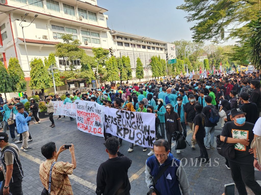 Sekelompok mahasiswa melakukan aksi jalan mundur dalam unjuk rasa yang digelar, di Balai Kota Surakarta, Jawa Tengah, Kamis (22/8/2024). Aksi itu menyoroti soal rencana revisi UU Pilkada oleh DPR yang berlangsung secara tiba-tiba. Jalan mundur menyiratkan makna kemunduran demokrasi.