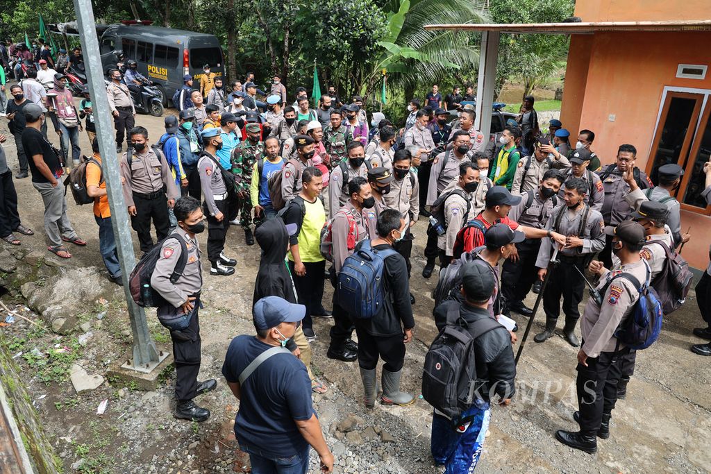 Polisi dan personel TNI bersiap mengawal proses pengukuran tanah di Desa Wadas, Kecamatan Bener, Purworejo, Jawa Tengah, Kamis (10/2/2022). 