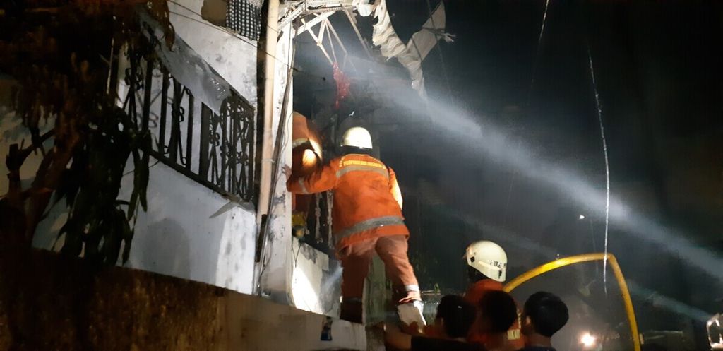 A number of officers extinguished a fire that burned a resident's house on Jalan Tambora Raya, Tambora, West Jakarta, Thursday (3/1/2019).