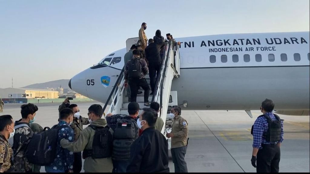 Evakuasi WNI di Afghanistan oleh pesawat TNI AU, Jumat (20/8/2021). 