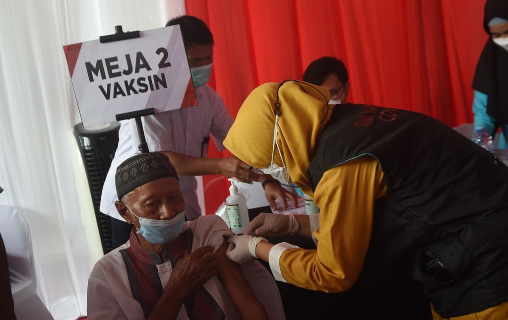 Warga mendapatkan vaksinasi saat Kick Off Vaksinasi Booster Jawa Timur di Kantor Dinas Ketenagakerjaan Jatim, Kota Surabaya, Rabu (12/1/2022). 