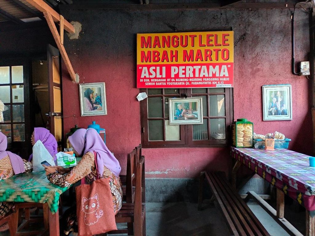 Suasana di warung makan mangut lele yang dikelola oleh Mak Badar, istri dari anak pertama Mbah Marto. di Kecamatan Sewon, Kabupaten Bantul, Daerah Istimewa Yogyakarta, Senin (19/9/2022).