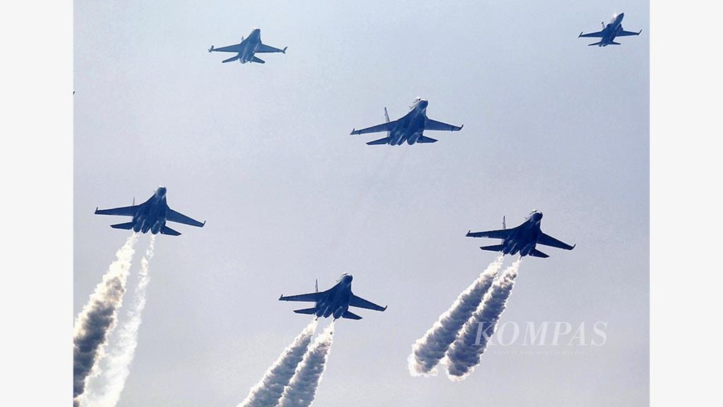 Atraksi udara pesawat tempur Sukhoi dan F-16 TNI Angkatan Udara ikut memeriahkan perayaan HUT TNI AU di Pangkalan Udara TNI AU Halim Perdanakusuma, Jakarta, beberapa waktu lalu.