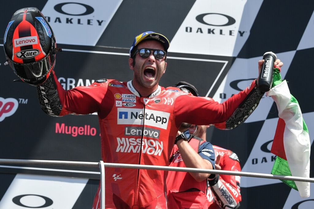 Pebalap Danilo Petrucci merayakan keberhasilannya merebut podium pada MotoGP seri Italia di Sirkuit Mugello, Minggu (2/6/2019) 