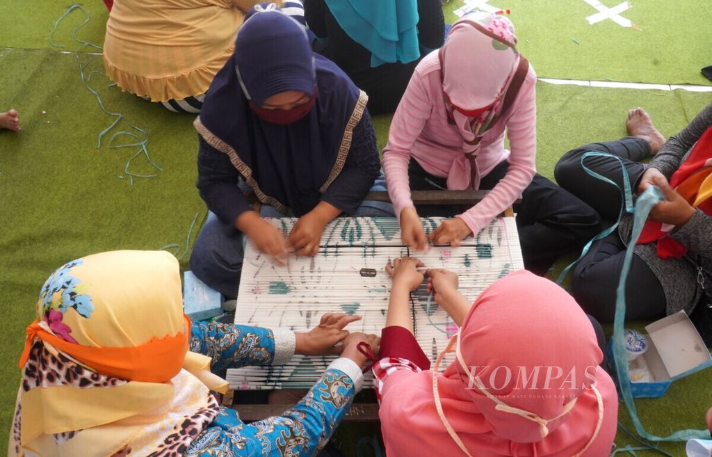 Sejumlah perempuan yang tinggal di rusunawa Kota Tegal, Jawa Tengah, mengikuti pelatihan membuat sarung goyor menggunakan alat tenun bukan mesin, Minggu (24/8/2020). Kegiatan itu dilakukan dalam rangka pemberdayaan perempuan.