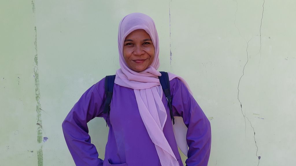 Nur Kartika, dokter gigi di Maumere, Kabupaten Sikka, Nusa Tenggara Timur. Nur aktif dalam kegiatan sosial dengan fokus pada isu pendidikan. 