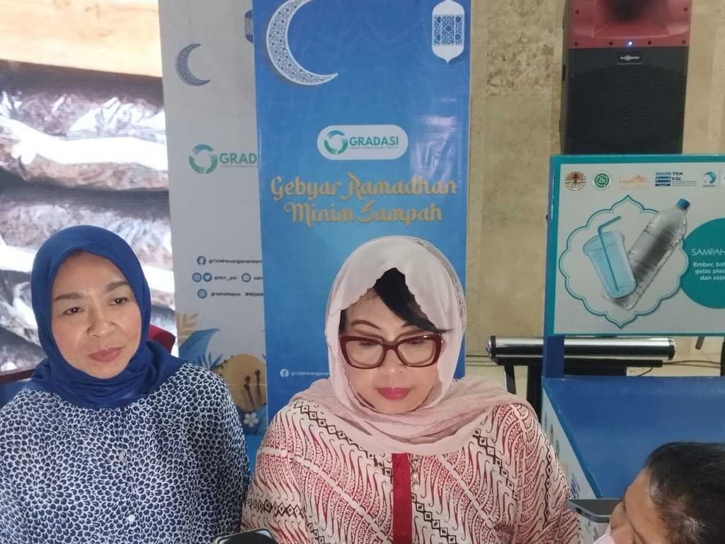Direktur Jenderal Pengelolaan Sampah, Limbah, Bahan Beracun dan Berbahaya Rosa Vivien Ratnawati memberikan keterangan kepada wartawan di Masjid Istiqlal, Jakarta, Selasa (11/4/2023).